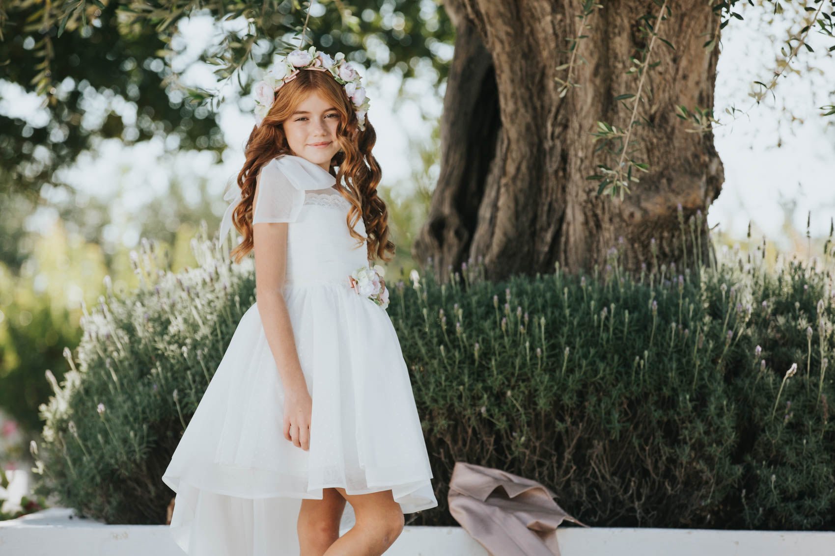 ABITO BIANCO RICAMATO CON CODA COLORI CHIARI - Angel Luxury
