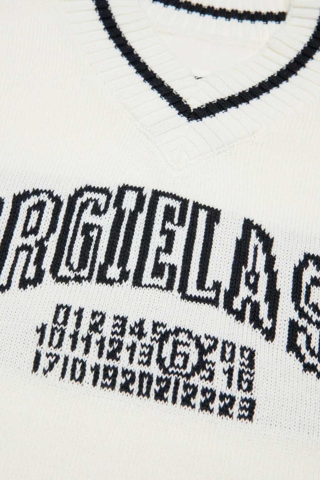 ABITO BIANCO CON SCOLLO A V CON LOGO NERO MAISON MARGIELA - Angel Luxury