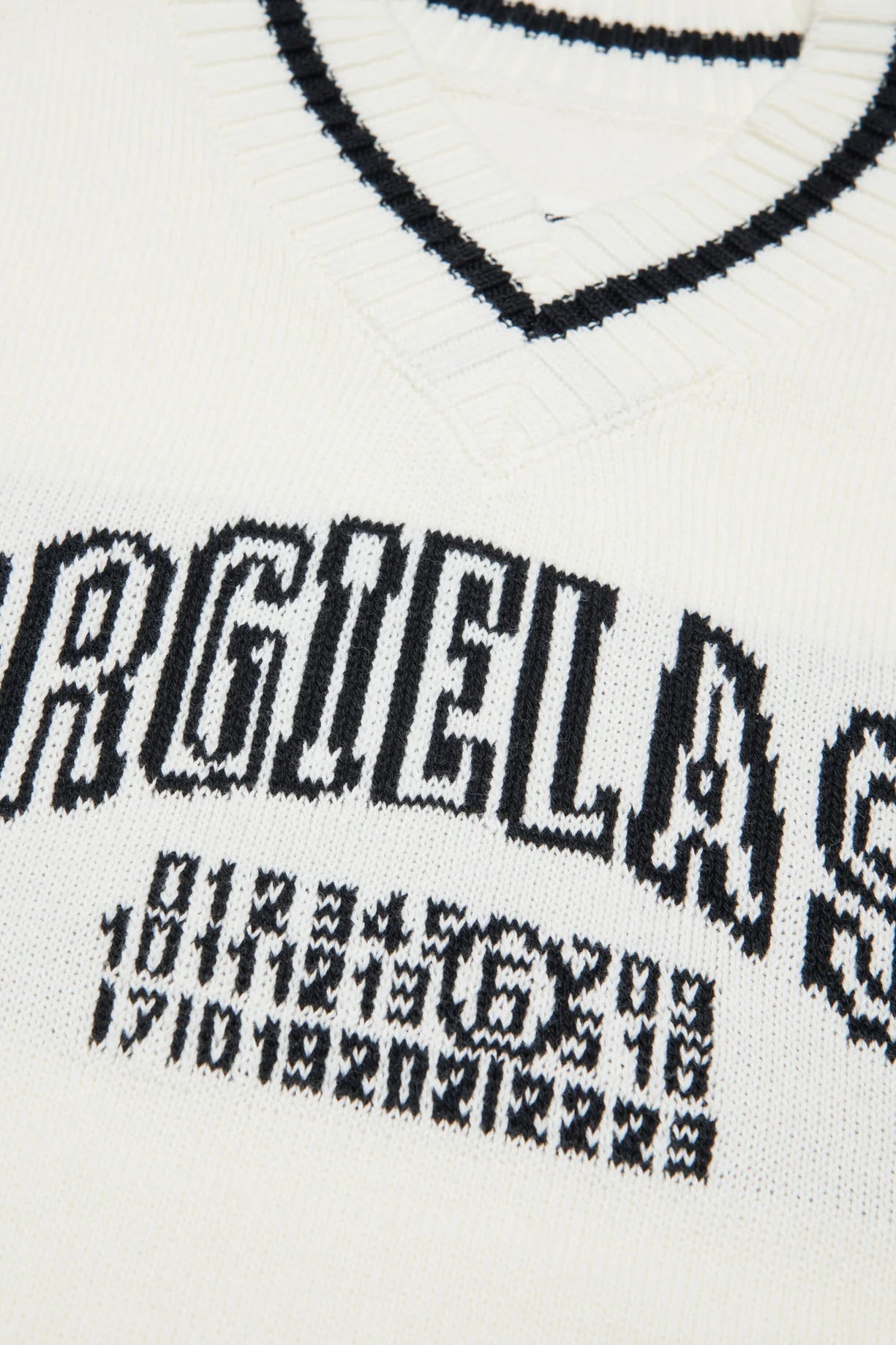 ABITO BIANCO CON SCOLLO A V CON LOGO NERO MAISON MARGIELA - Angel Luxury
