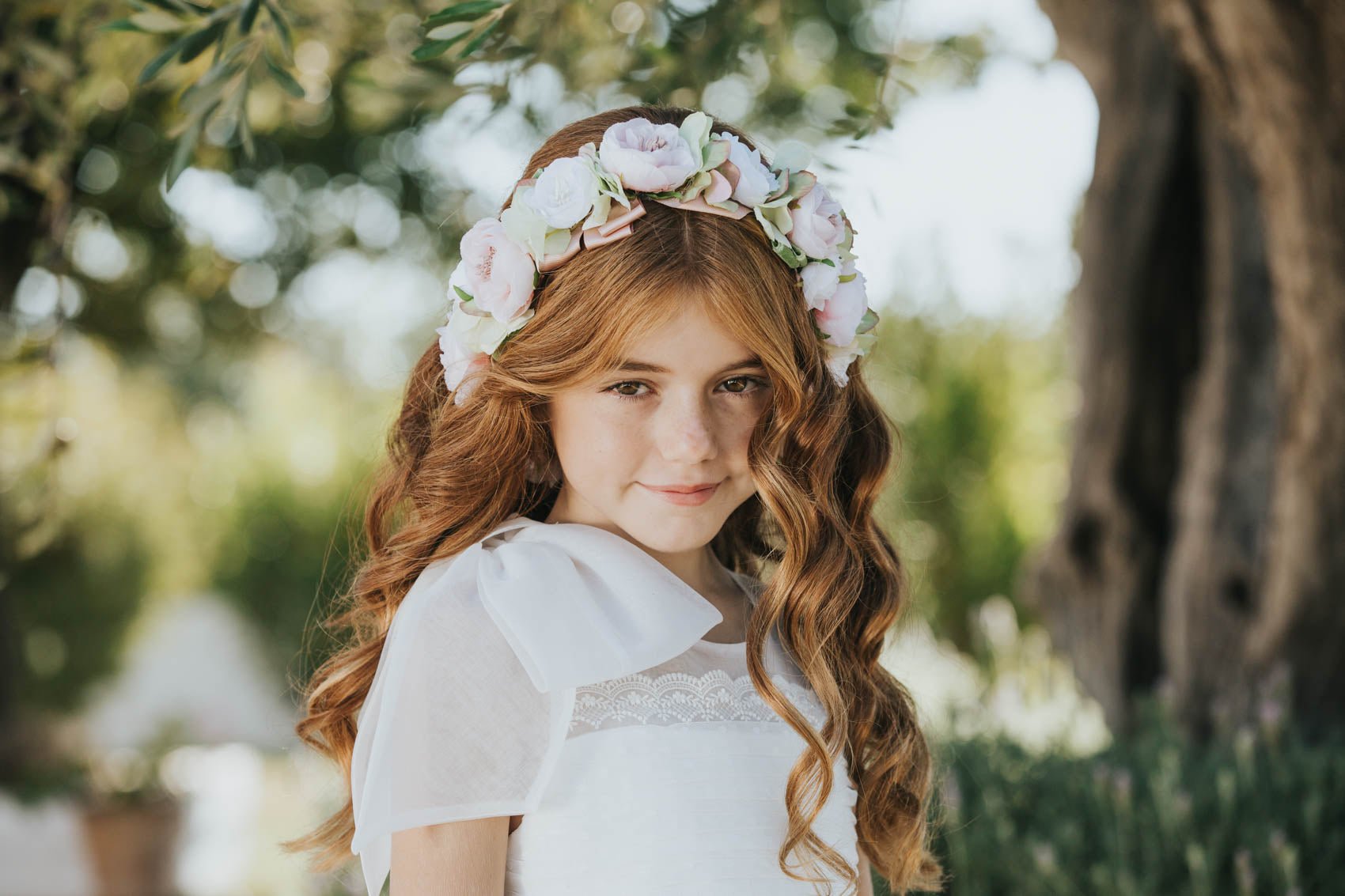 ABITO BIANCO RICAMATO CON CODA COLORI CHIARI - Angel Luxury