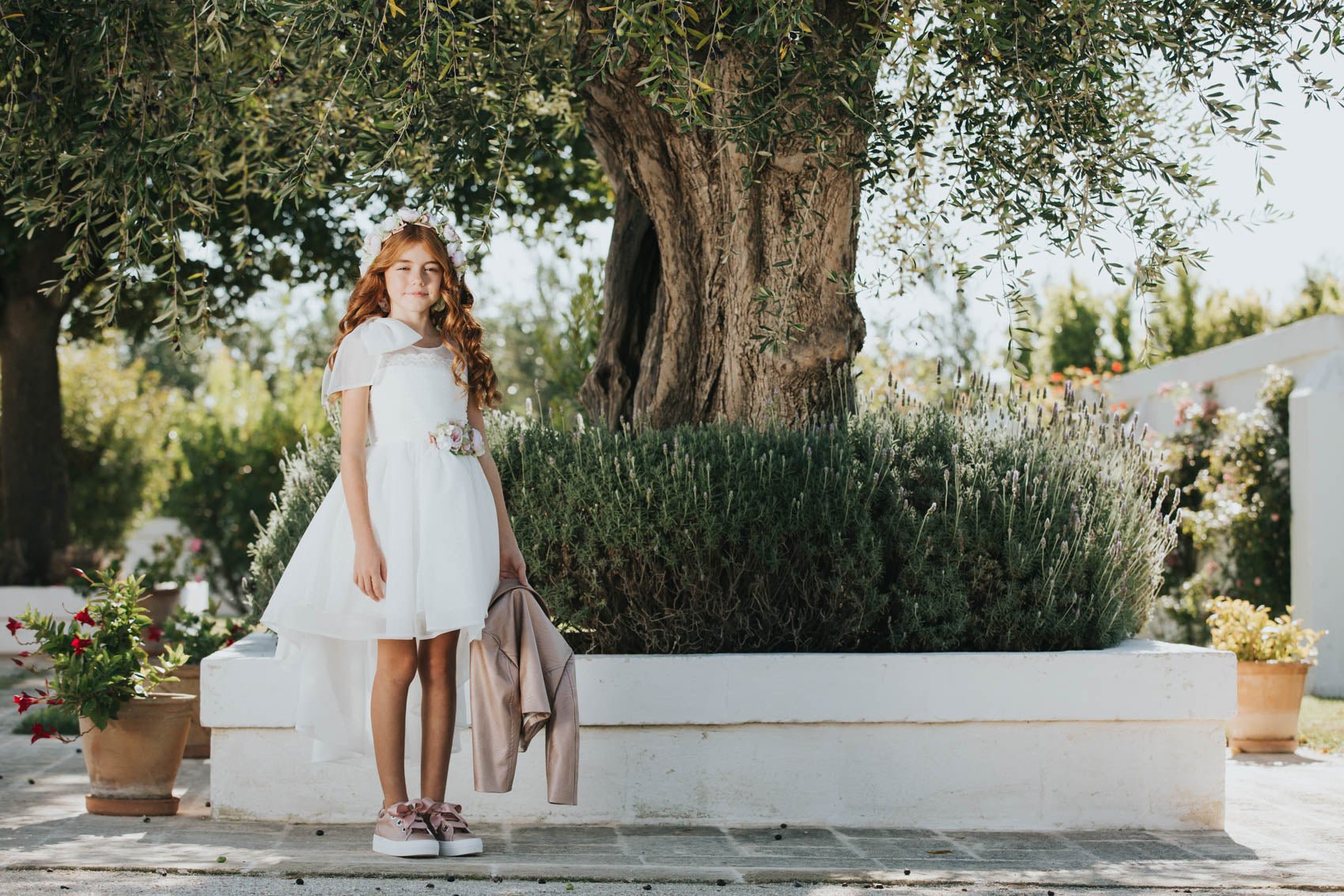 ABITO BIANCO RICAMATO CON CODA COLORI CHIARI - Angel Luxury