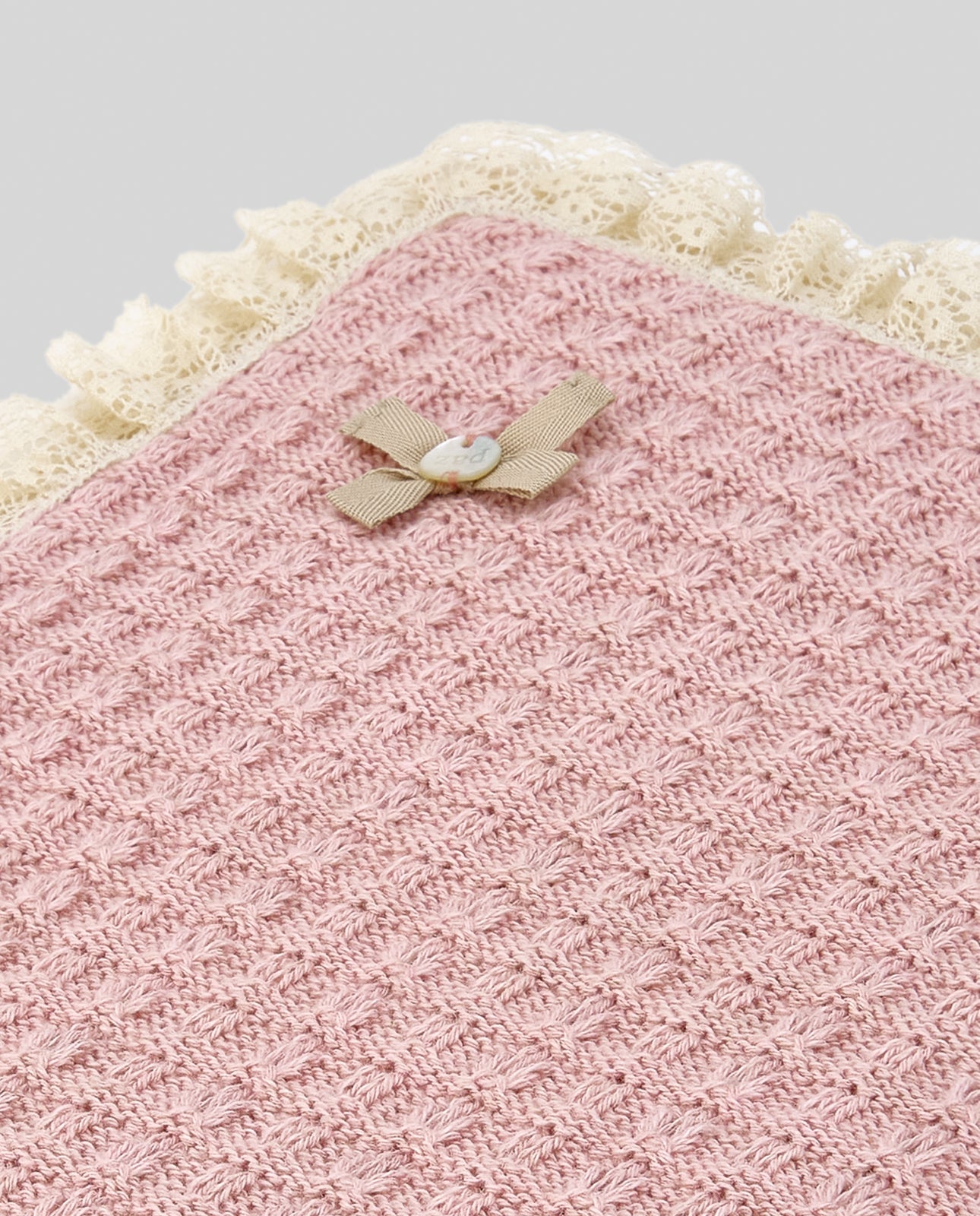 COPERTA ROSA IN LANA CON BORDO MERLETTATO PAZ RODRIGUEZ - Angel Luxury