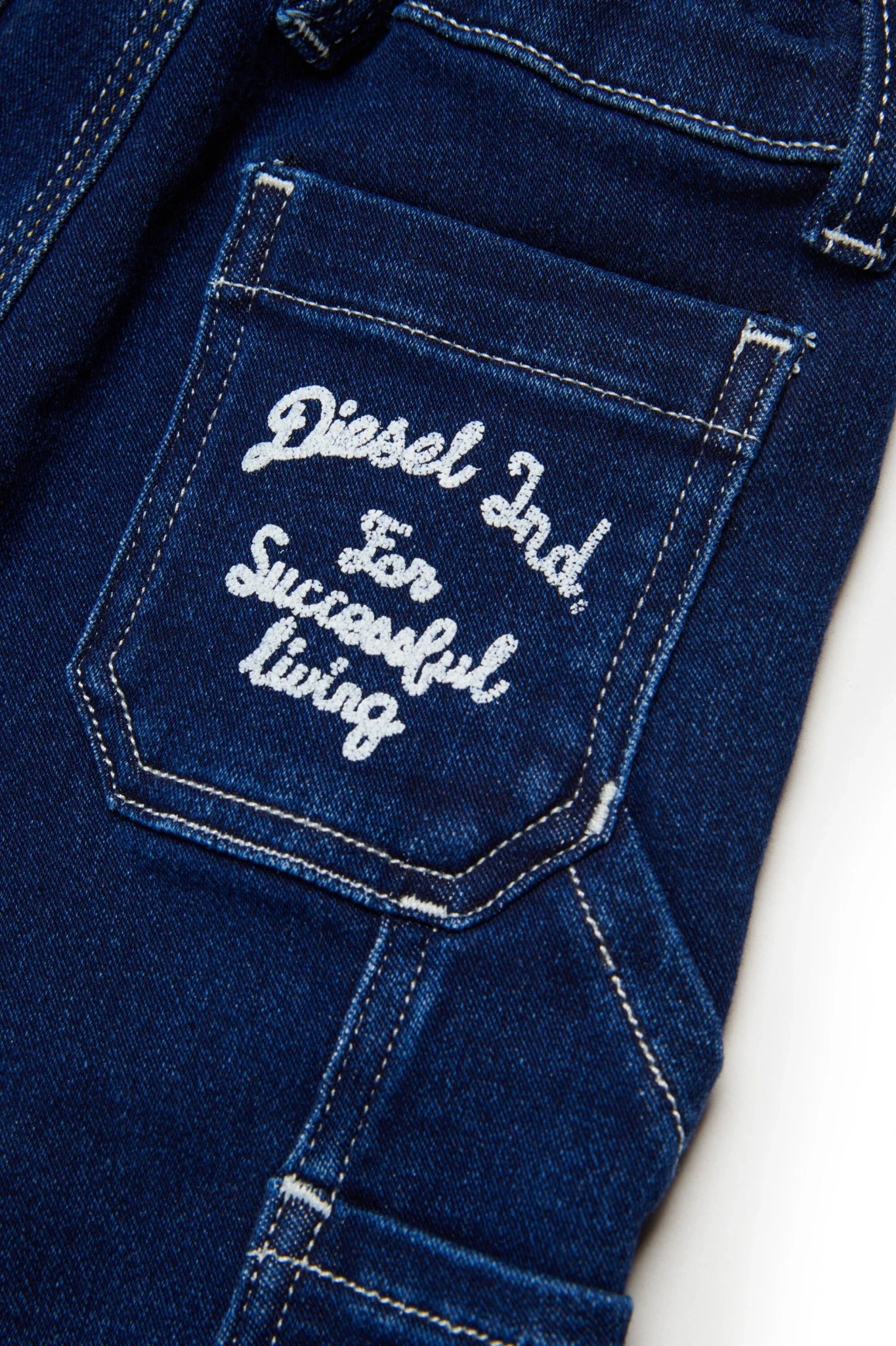 JEANS BLU SCURO CON LOGO SUL RETRO IN RICAMO BIANCO DIESEL - Angel Luxury