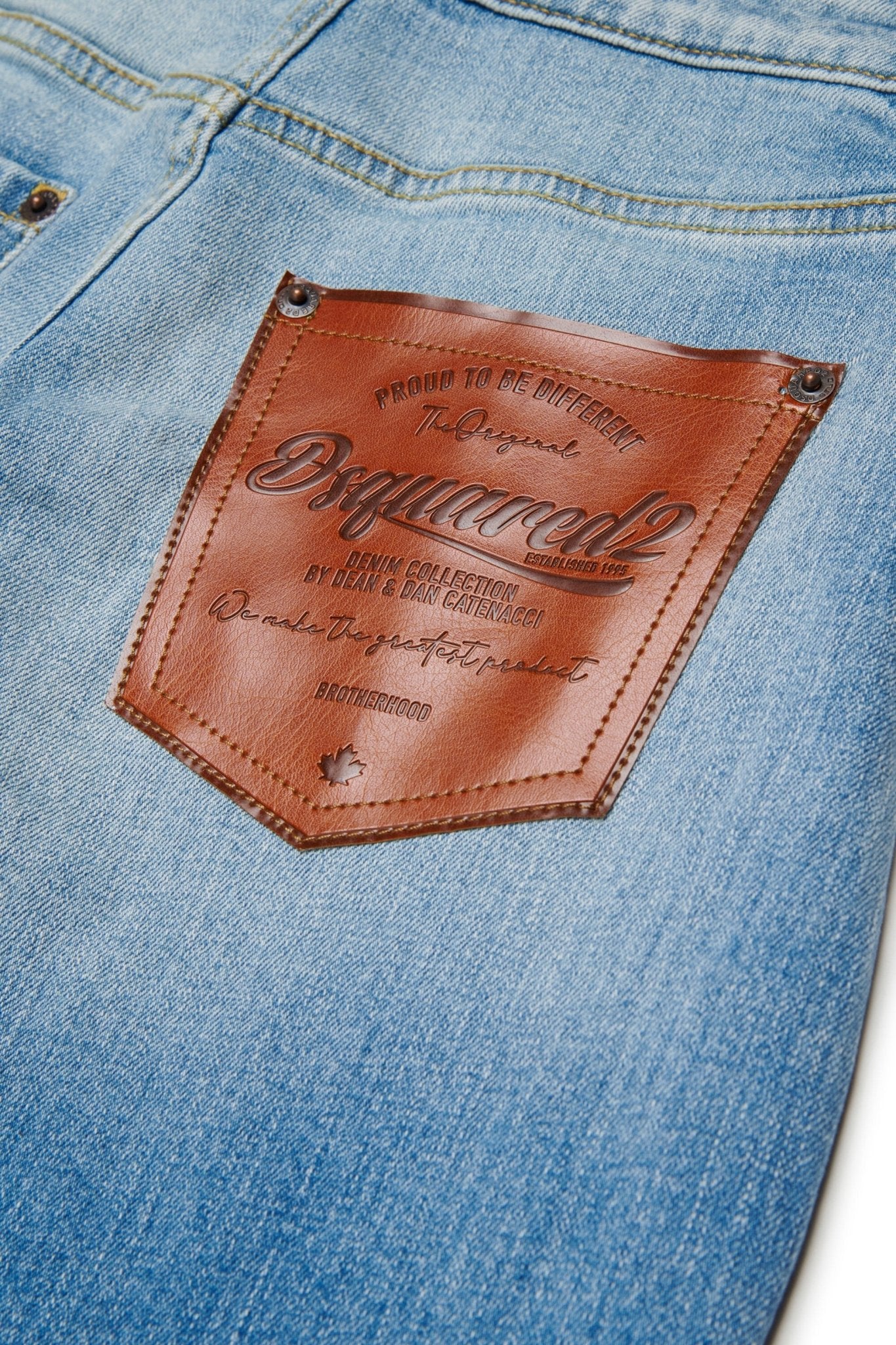 JEANS CHIARO CON TASCA SUL RETRO IN ECOPELLE MARRONE DSQUARED2 - Angel Luxury