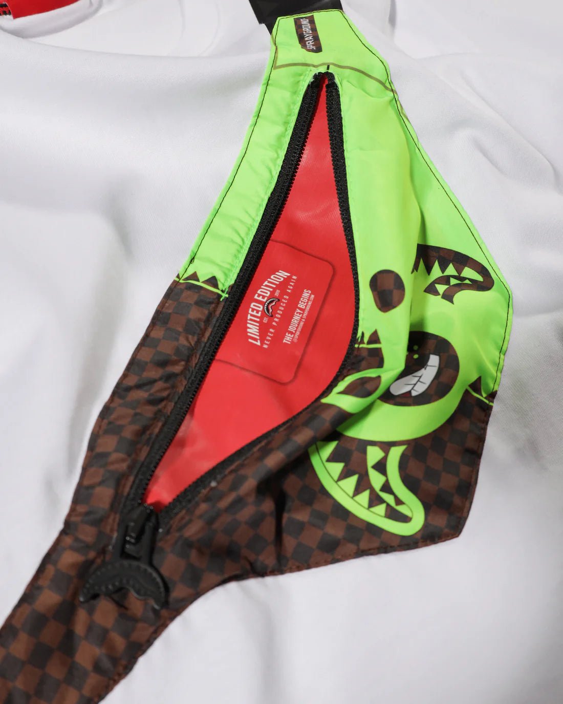 T - SHIRTCON MARSUPIO VERDE SPRAYGROUND - Angel Luxury
